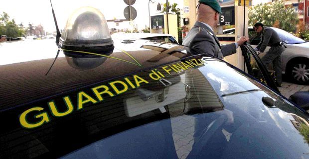 Blitz della Finanza a Napoli, smantellate società cartiere: 34 indagati. TUTTI I NOMI Blitz della Finanza a Napoli, smantellate società cartiere: 34 indagati. TUTTI I NOMI