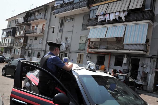 Rione Traiano, blitz nel fortino del clan. Arrestati due pusher Rione Traiano, blitz nel fortino del clan. Arrestati due pusher