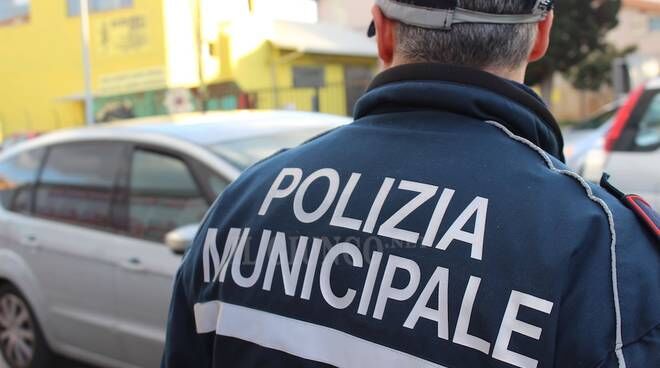 Arzano: Municipale blocca i pullman privi di assicurazione, saltano ... - Tele Club Italia