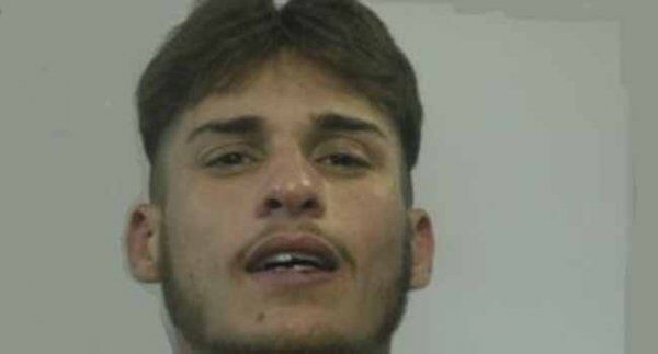 Napoli. Arrestato rapinatore di smartphone, era il “terrore degli studenti” Napoli. Arrestato rapinatore di smartphone, era il “terrore degli studenti”