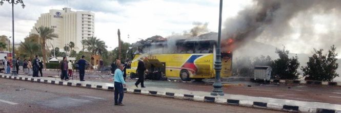 Egitto, attacco armato al bus dei cristiani: 23 morti Egitto, attacco armato al bus dei cristiani: 23 morti