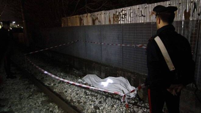 Napoli, tragedia sui binari della metro: uomo tranciato dal treno in corsa Napoli, tragedia sui binari della metro: uomo tranciato dal treno in corsa