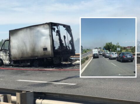 Asse mediano bloccato, furgone in fiamme in direzione Lago Patria - Tele Club Italia