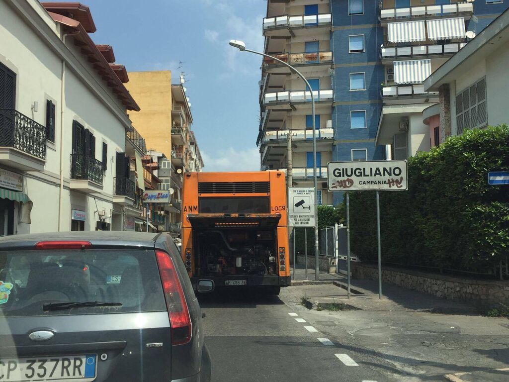 Autobus in avaria tra Giugliano e Villaricca, traffico in tilt - Tele Club Italia