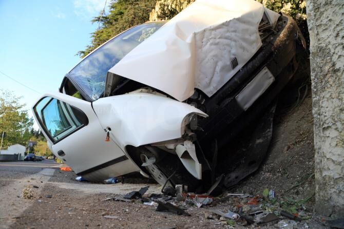 San Felice a Cancello, in ritardo alla maturità si schianta con l’auto contro un muro San Felice a Cancello, in ritardo alla maturità si schianta con l’auto contro un muro