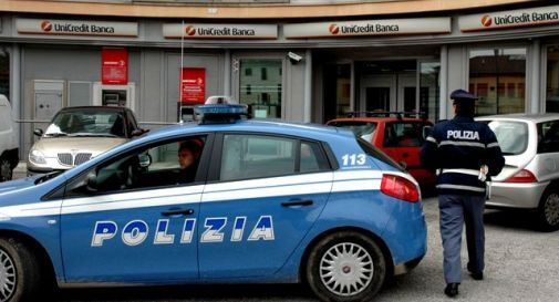 Tentata rapina alla Unicredit: bandito prende in ostaggio un uomo Tentata rapina alla Unicredit: bandito prende in ostaggio un uomo