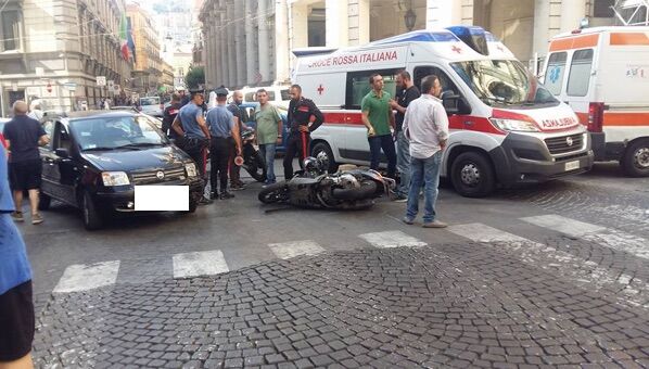 Napoli, rubano un’auto e si schiantano contromano Napoli, rubano un’auto e si schiantano contromano