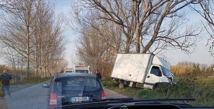 domitiana furgoni finiscono fuori strada