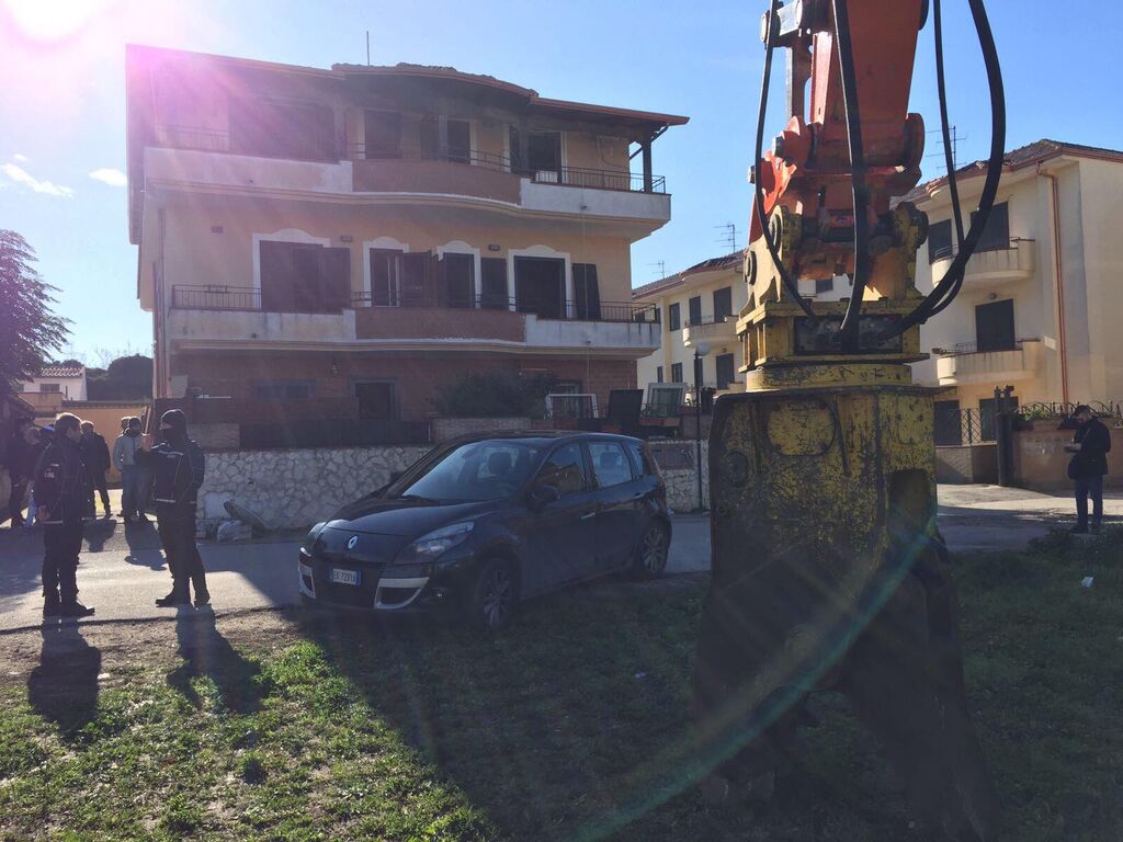 varcaturo abbattimento casa abusiva via grotta dell'olmo