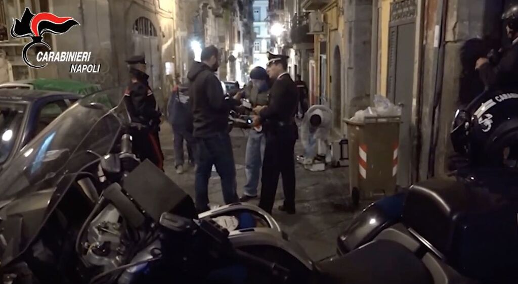 carabinieri blitz quartieri spagnoli pallonetto