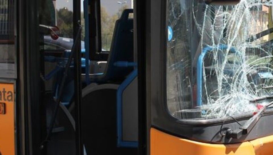 napoli sassi contro autobus