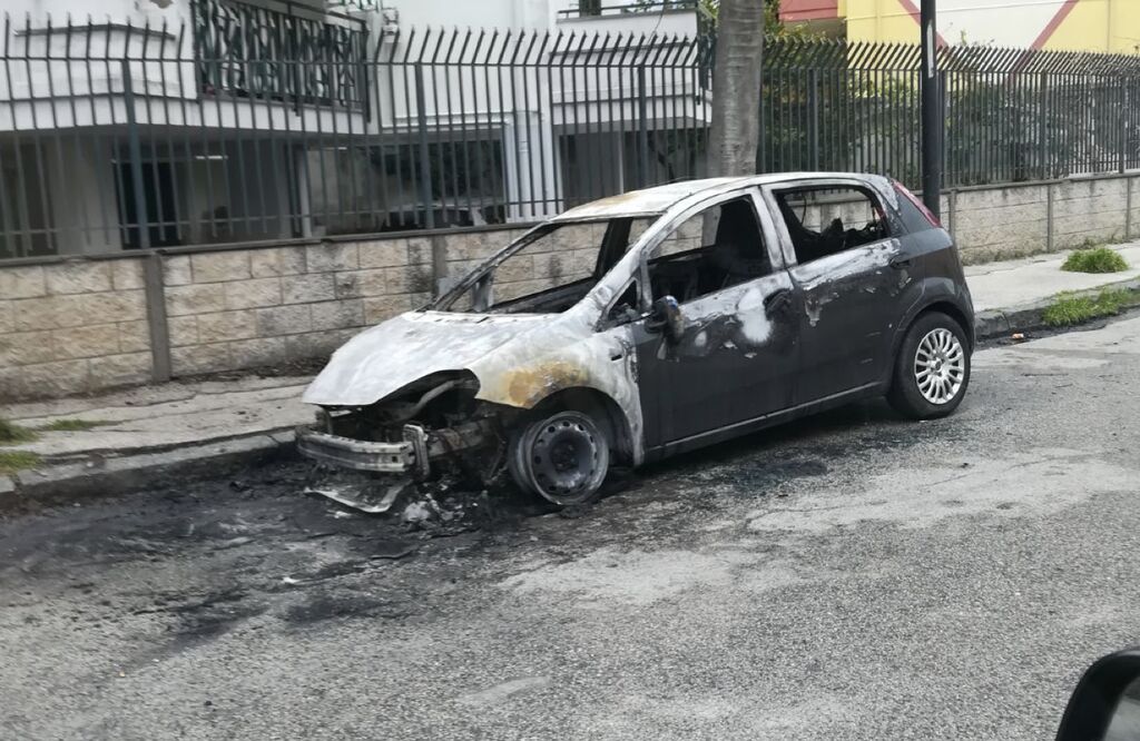 macchina incendiata giugliano macchina che si è incendiata a giugliano