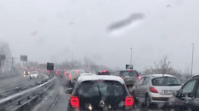 traffico e neve sull'asse mediano
