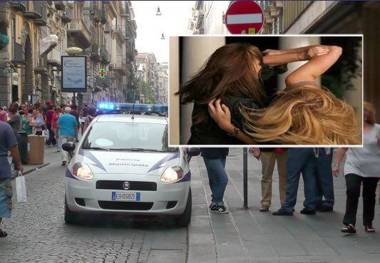 donne litigano a via Toledo per furto