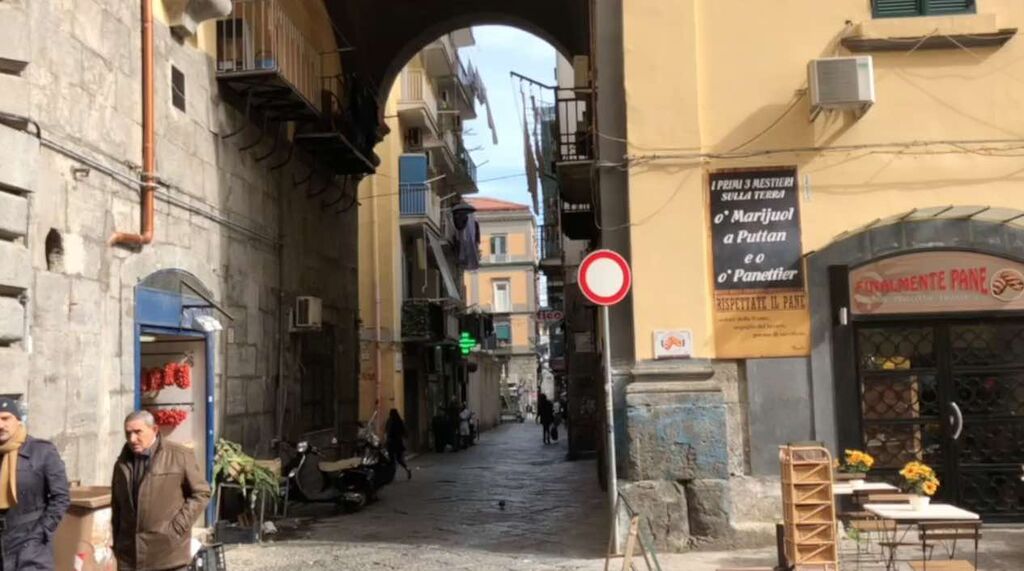 napoli senza mare il decumano dell'anticaglia