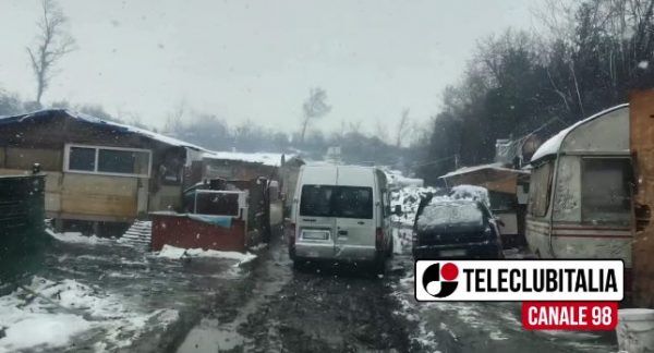 emergenza nel campo rom di giugliano con freddo e neve