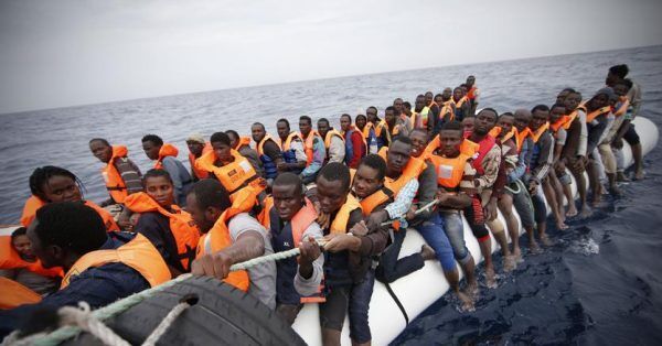 candida camera migranti napoli