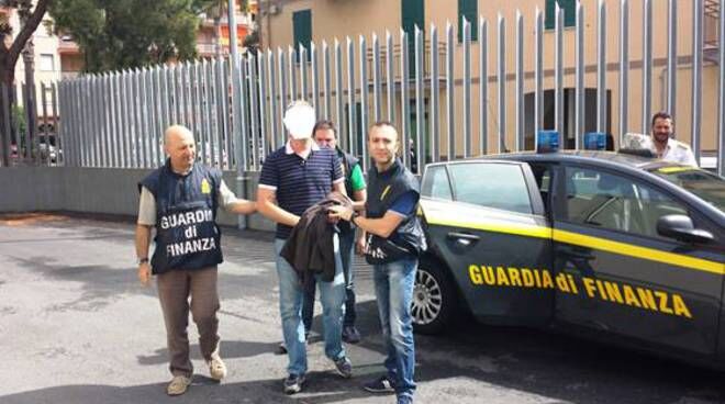 arresti guardia di finanza contrabbando di sigarette melito 29 marzo