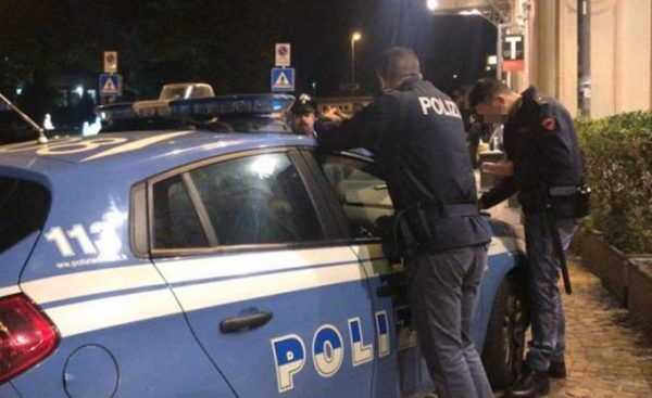 picchia compagna e poliziotti a napoli