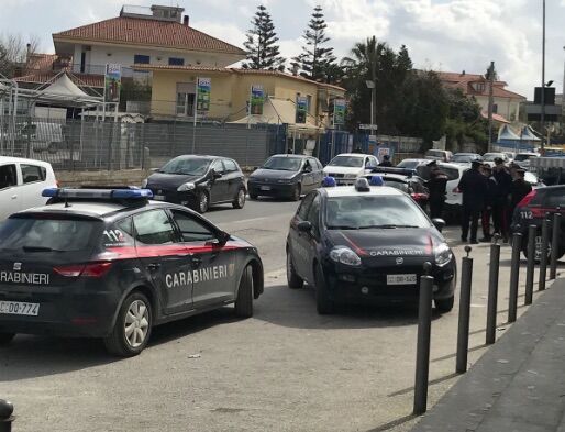 rapina macchina rotonda di candida donna con bambina