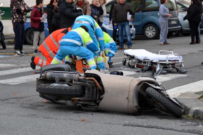 ponticelli incidente auto scooter 17enne grave
