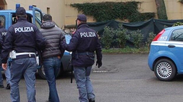 afragola arrestato andrea castaldo: droga e armi tra auto e casa