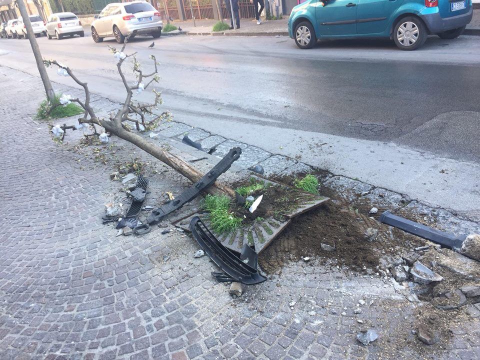 giugliano auto finisce contro albero via roma