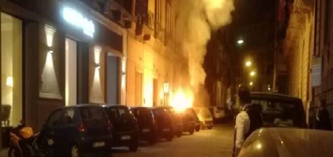 napoli auto in fiamme in via chiatamone