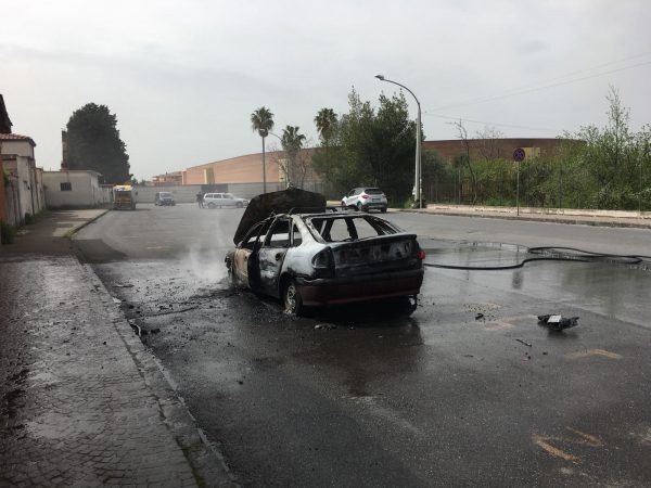 macchina in fiamme a ridosso del cimitero