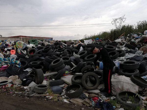 carabinieri e rifiuti al campo rom in zona Asi