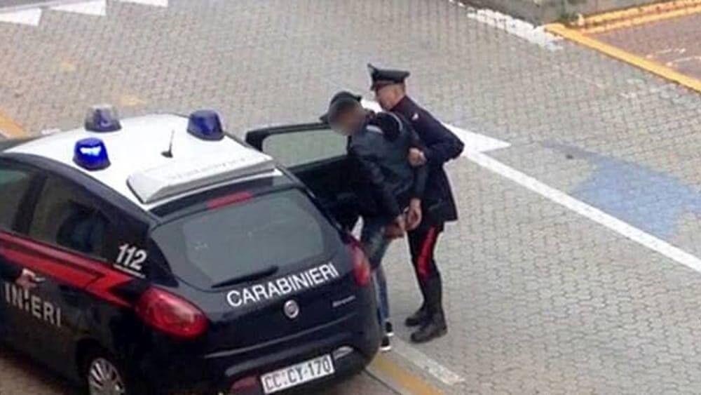 torre annunziata evade dai domiciliari per fare una passeggiata con la nipotina