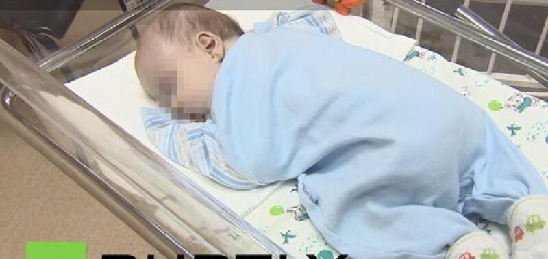 neonato morto pisa caduto braccia padre