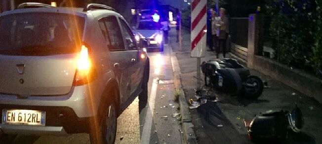 posilipo auto contro scooter grave 18enne