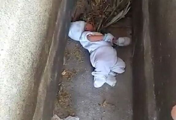 bimbo abbandonato al cimitero