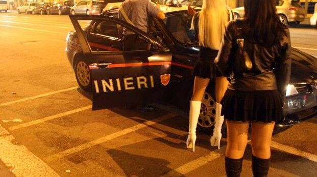 arrestato minaccia prostituta napoli con coltello