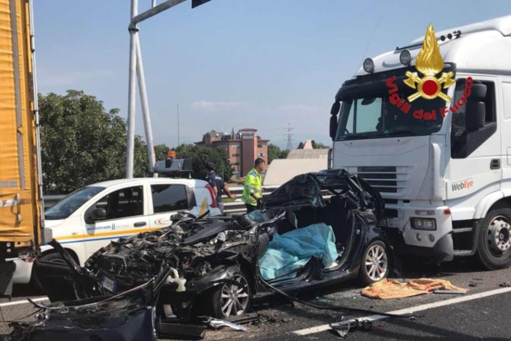 auto schiacciata camion a4 morto