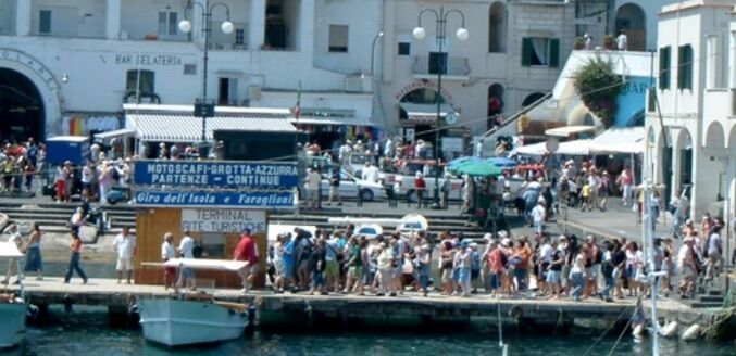 capri porto signora cade in mare napoli molo beverello