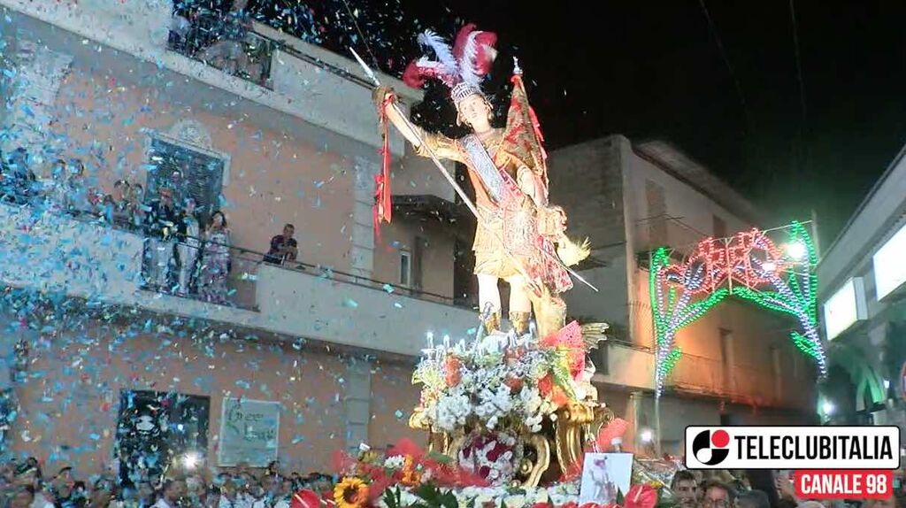 una ducenta in festa per i solenni festeggiamenti in onore di san giorgio martire. la statua del santo patrono della frazione casertana ha attraversata le strade del paese portata a spalla dagli accollatori. accolto dai ducentesi devoti con fuochi d’artificio e applausi nei cortili e nei vicoli, la statua e’ giunta nell’area sparo dove ha avuto luogo un suggestivo spettacolo piromusicale. nella notte, la statua e’ rientrata nella sua casa. teleclubitalia ha seguito in una lunga diretta la processione di ducenta.