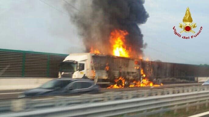 due morti incidente a4 tir in fiamme