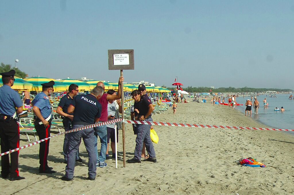 donna morta spiaggia riccione