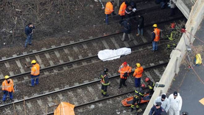 morto vigevano binari cavalcavia leopardi