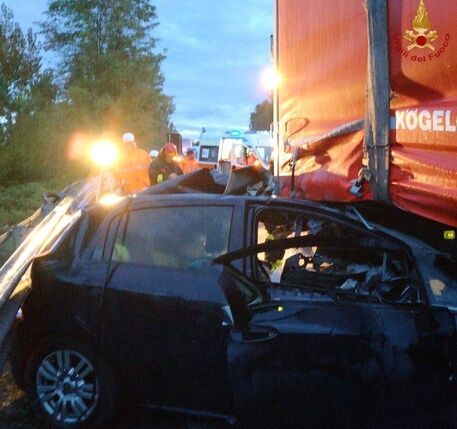 Incidenti stradali: auto contro tir fermo, un morto