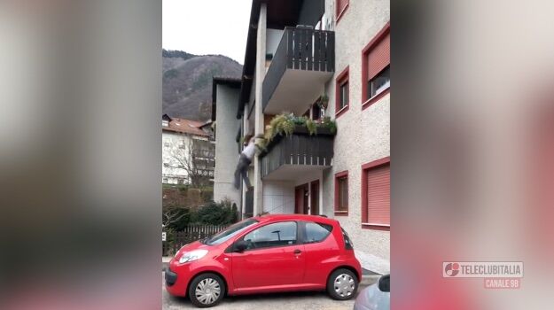 alto adige caduto dal balcone