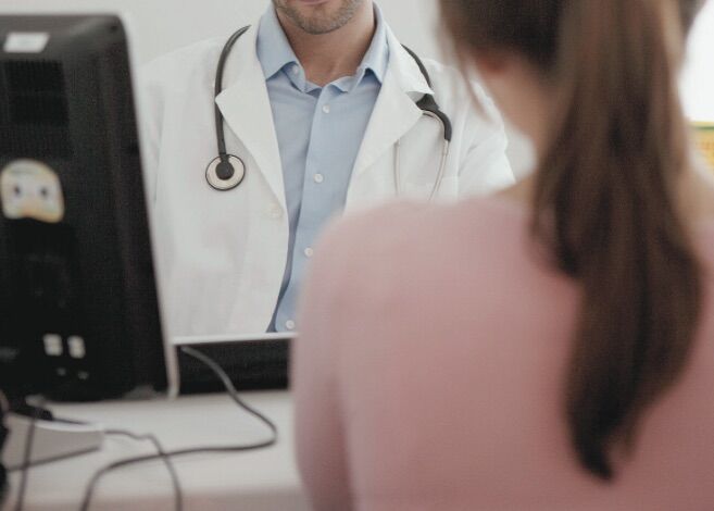 urbino arrestata cardiologo violenza sessuale