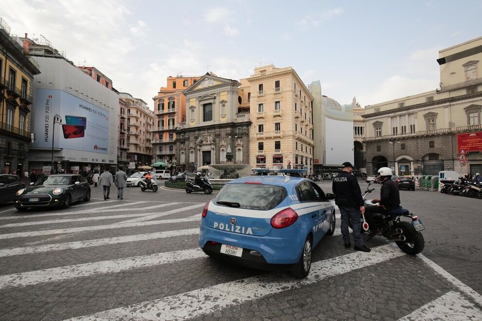 napoli polizia arresta pregiudicati piazza trieste e trento