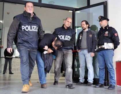 polizia arrestato torre del greco strangola moglie