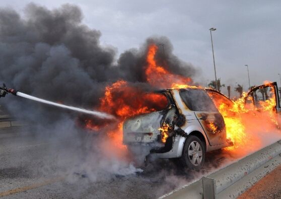 morto carbonizzato auto in fiamme catania