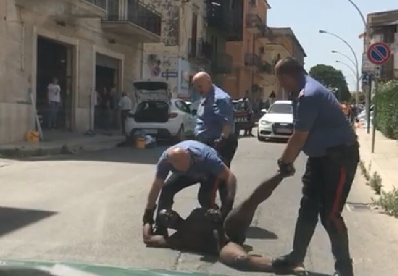 nudo in strada arrestato sant'antimo