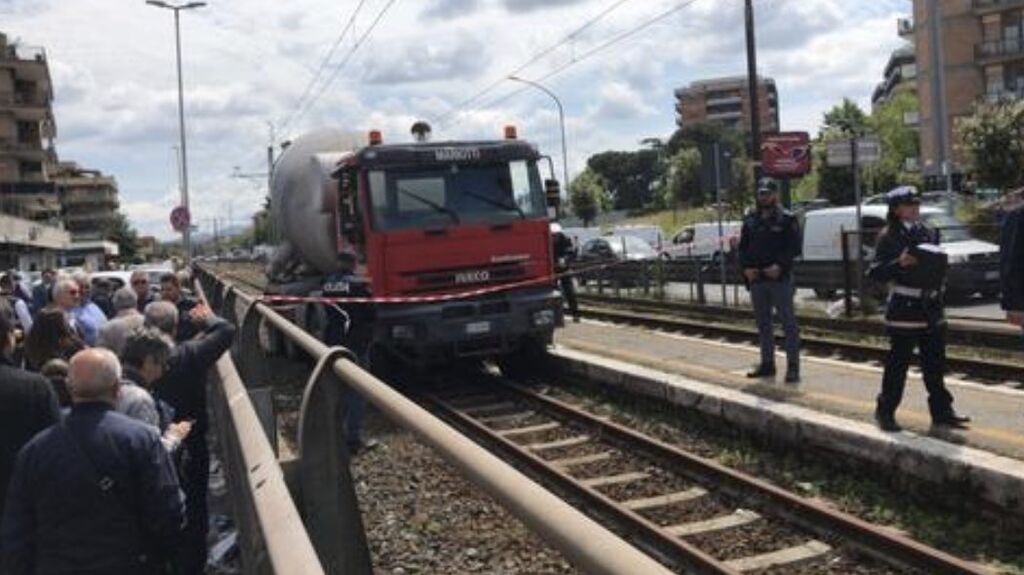 roma betoniera travolge auto casilina