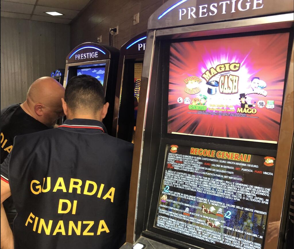 Slot machine truccate, scatta il blitz della Finanza in un noto bar del  casertano. 2 nei guai